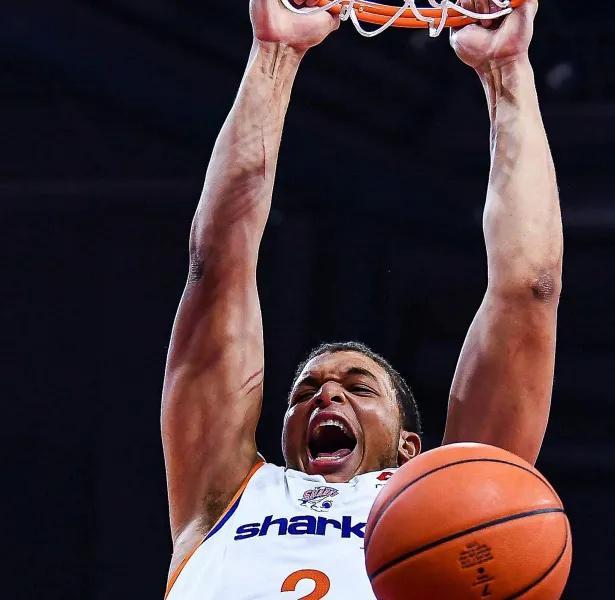 壹号娱乐-首节20分+全场36分!35岁弗格加盟即巅峰,上海捡到CBA最强“定海神针”